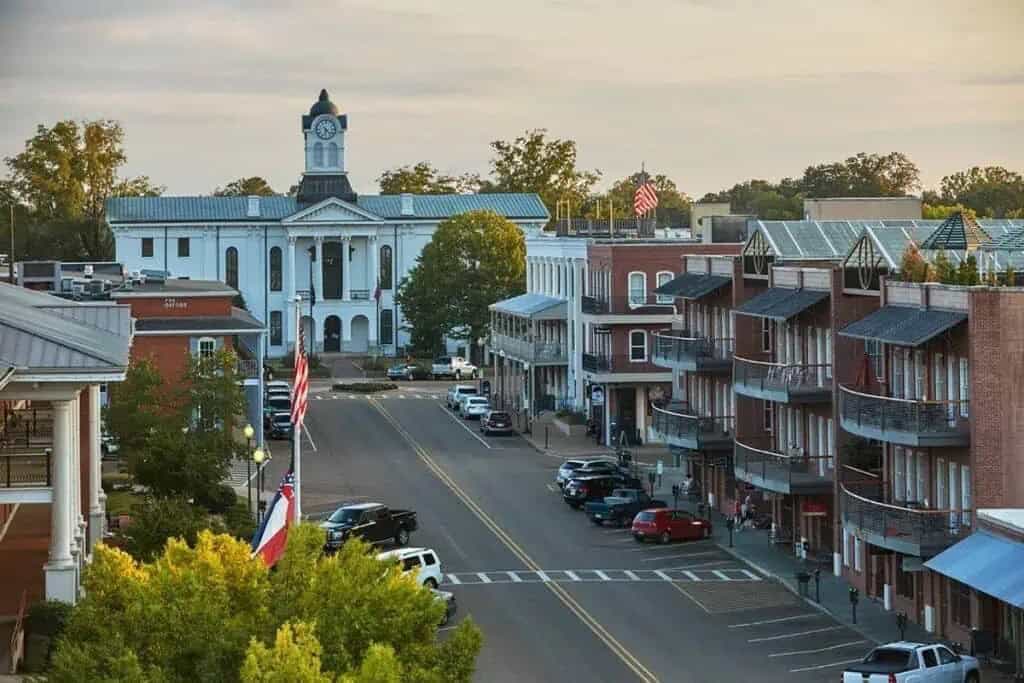MS: Small-town street in Mississippi with brick buildings and a courthouse.