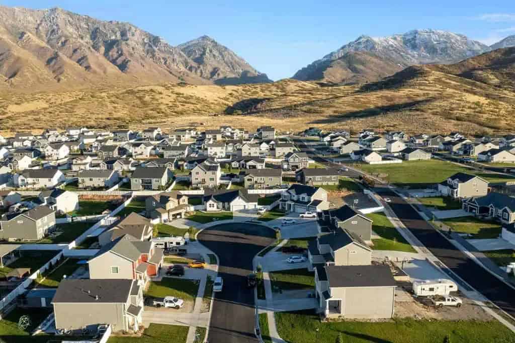 UT: A neighborhood nestled near the Wasatch Mountains in Santaquin.