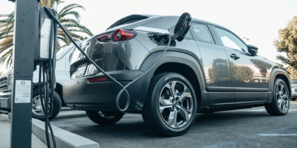Difference Between EVs and ICE (Internal Combustion Engines) 